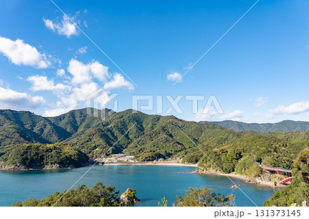 三重県南伊勢町　南島大橋の見える中ノ磯展望台からの秋の贄湾と慥柄の漁村の眺め 131373145