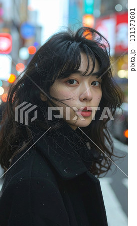 コートを着たカメラ目線の女性（AI生成画像） 131373601