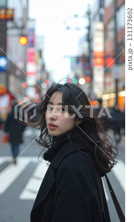 コートを着たカメラ目線の女性（AI生成画像） 131373602