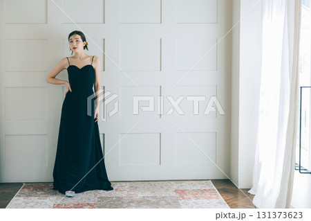 黒いウェディングドレスを着た女性 131373623