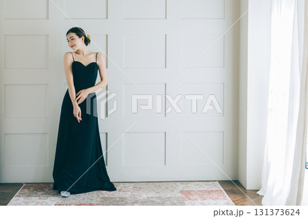 黒いウェディングドレスを着た女性 131373624