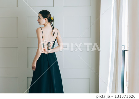 黒いウェディングドレスを着た女性 131373626