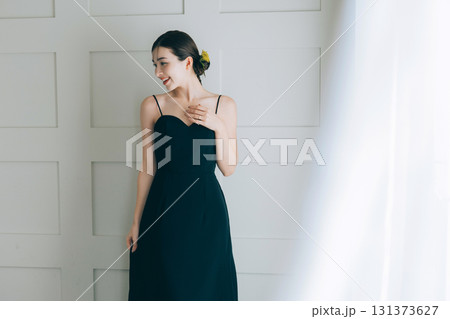 黒いウェディングドレスを着た女性 黒いウェディングドレスを着た女性 131373627