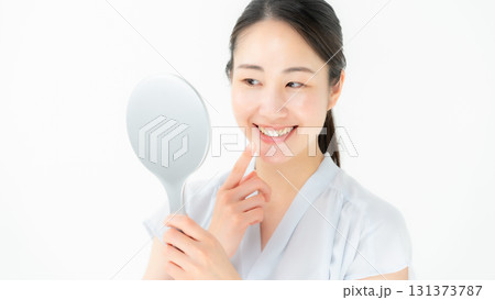 鏡を見る女性　デンタル 131373787