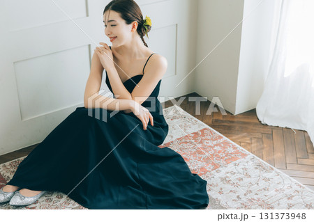黒いウェディングドレスを着た女性 黒いウェディングドレスを着た女性 131373948