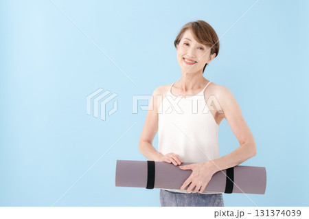 ヨガマットを持つ女性 ヨガマットを持つ女性 131374039