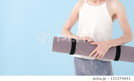 ヨガマットを持つ女性 手元 ヨガマットを持つ女性 手元 131374041
