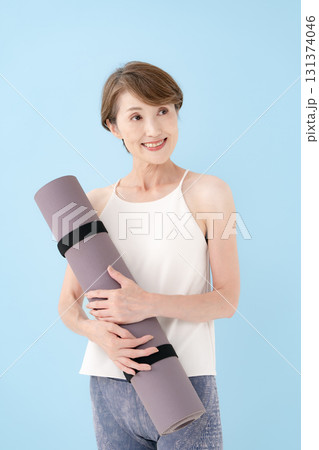 ヨガマットを持つ女性　 131374046