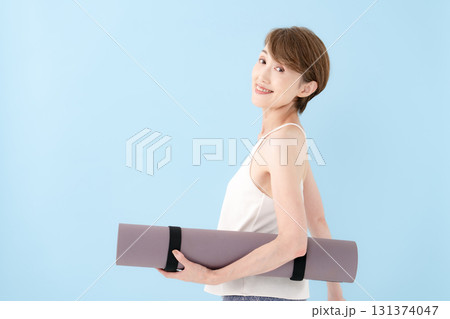 ヨガマットを持つ女性　 131374047