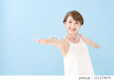 ヨガをする女性 131374075