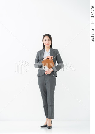 ビジネス　女性　スーツ　プランナー　全身 131374256