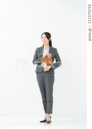 ビジネス 女性 スーツ プランナー 全身 ビジネス 女性 スーツ プランナー 全身 131374258
