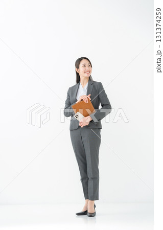 ビジネス　女性　スーツ　プランナー　全身 131374259