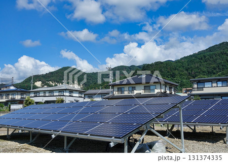 住宅地に設置された太陽光発電パネル 131374335