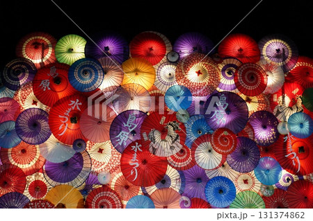 カラフルな番傘 131374862