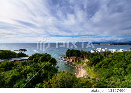 南紀白浜中秋の夕景 雲が多い空のもと雲間から漏れた日差しに照らされる入江③ 南紀白浜中秋の夕景 雲が多い空のもと雲間から漏れた日差しに照らされる入江③ 131374904