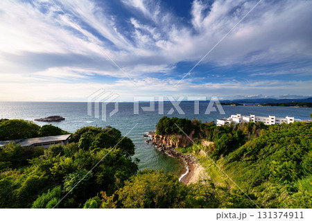 南紀白浜中秋の夕景　夕日の色に染まり始めた入江 131374911