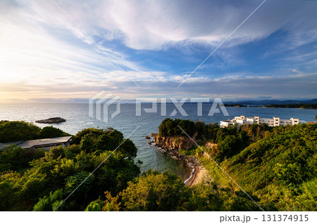 南紀白浜中秋の夕景 西の空低く水平線付近が黄金色になり美しくなっていく空 南紀白浜中秋の夕景 西の空低く水平線付近が黄金色になり美しくなっていく空 131374915