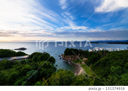 南紀白浜中秋の夕景 青空の領域が広がり水平線近くの夕焼けとのコントラストが美しい空 南紀白浜中秋の夕景 青空の領域が広がり水平線近くの夕焼けとのコントラストが美しい空 131374916
