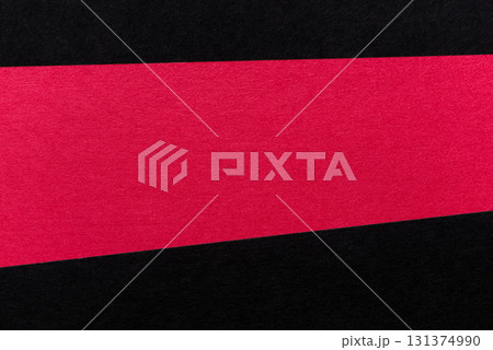 重なる赤と黒の画用紙 131374990