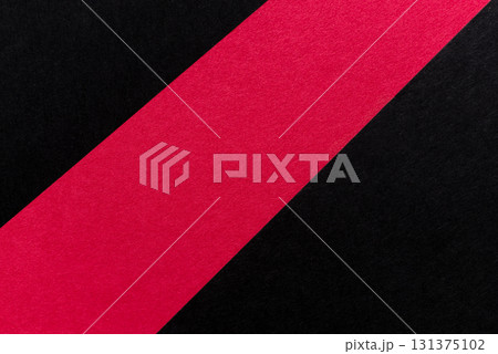 重なる赤と黒の画用紙 131375102