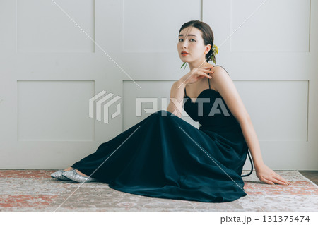 黒いウェディングドレスを着た女性 黒いウェディングドレスを着た女性 131375474