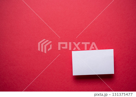 赤背景に白いカード 赤背景に白いカード 131375477