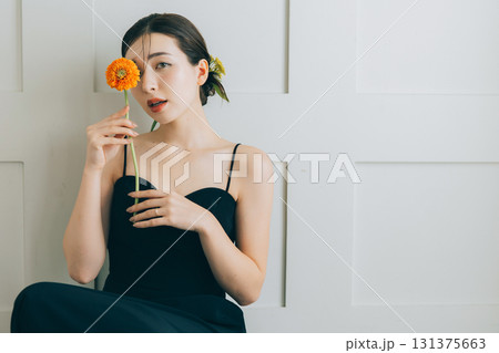 黒いウェディングドレスを着た女性 黒いウェディングドレスを着た女性 131375663