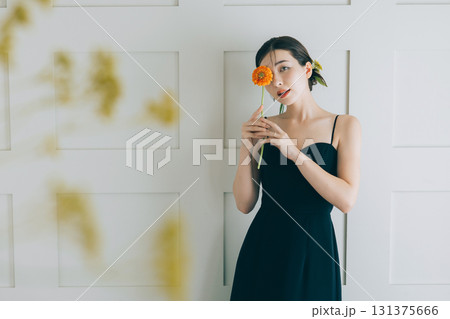 黒いウェディングドレスを着た女性 131375666