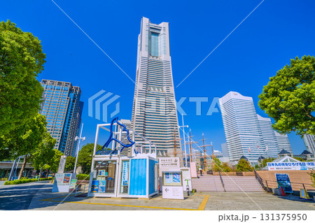 日本の横浜都市景観　桜木町駅前。横浜ランドマークタワーや日本丸などを望む。明日へ、希望の光 131375950