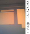 影絵のような夕日が差し込んだ部屋の影 131375983