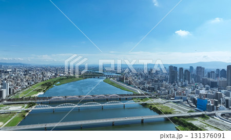 河川にかかる橋と道路のドローン空撮 河川にかかる橋と道路のドローン空撮 131376091