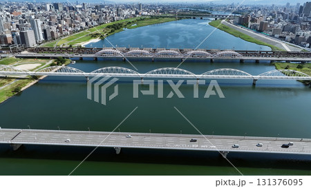 河川にかかる橋と道路のドローン空撮 河川にかかる橋と道路のドローン空撮 131376095