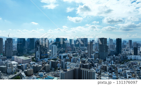 現代都市と青空のドローン空撮 131376097