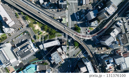現代都市と道路の真俯瞰ドローン空撮 現代都市と道路の真俯瞰ドローン空撮 131376100