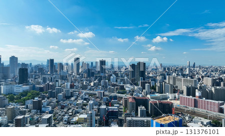 現代都市と青空のドローン空撮 現代都市と青空のドローン空撮 131376101