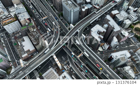 現代都市と道路のドローン空撮 現代都市と道路のドローン空撮 131376104