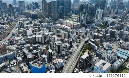 現代都市と道路のドローン空撮 131376112
