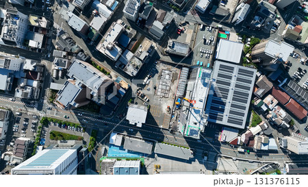 現代都市と道路の真俯瞰ドローン空撮 現代都市と道路の真俯瞰ドローン空撮 131376115