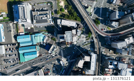 現代都市と道路の真俯瞰ドローン空撮 現代都市と道路の真俯瞰ドローン空撮 131376121