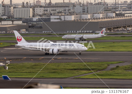 夕暮れの羽田空港 着陸中の飛行機 東京都大田区 夕暮れの羽田空港 着陸中の飛行機 東京都大田区 131376167