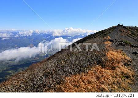日本百名山　北海道　羊蹄山　山頂お鉢稜線北東方向から見た山頂へ向かう登山道 131376221