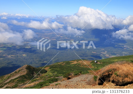 日本百名山 北海道 羊蹄山 山頂お鉢稜線から見る 羊蹄避難小屋とニセコ町方面の街並み 日本百名山 北海道 羊蹄山 山頂お鉢稜線から見る 羊蹄避難小屋とニセコ町方面の街並み 131376233