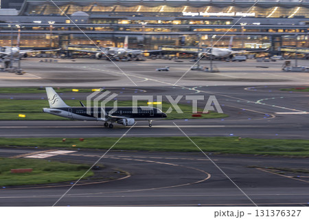 夕暮れの羽田空港　着陸中の飛行機　東京都大田区 131376327