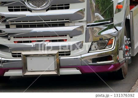 大型トラックのヘッドライト 131376392