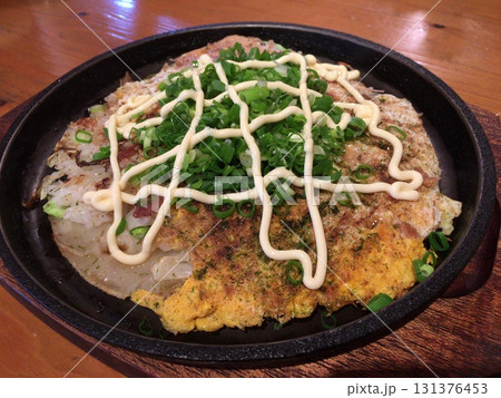 お好み焼きを焼く お好み焼きを焼く 131376453