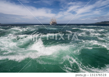 兵庫県南あわじ市 鳴門大橋と渦潮のある風景 兵庫県南あわじ市 鳴門大橋と渦潮のある風景 131376519