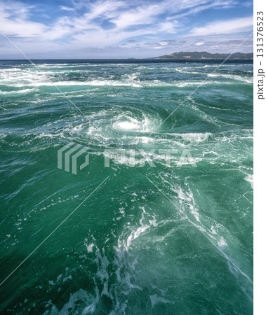 兵庫県南あわじ市　鳴門大橋と渦潮のある風景 131376523