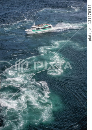 兵庫県南あわじ市　鳴門大橋と渦潮のある風景 131376532