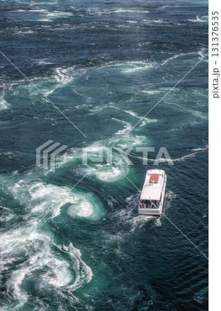 兵庫県南あわじ市 鳴門大橋と渦潮のある風景 兵庫県南あわじ市 鳴門大橋と渦潮のある風景 131376535